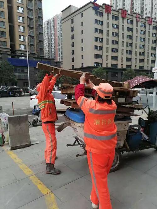 持续强化道路清扫保洁 有效净化美化道路环境