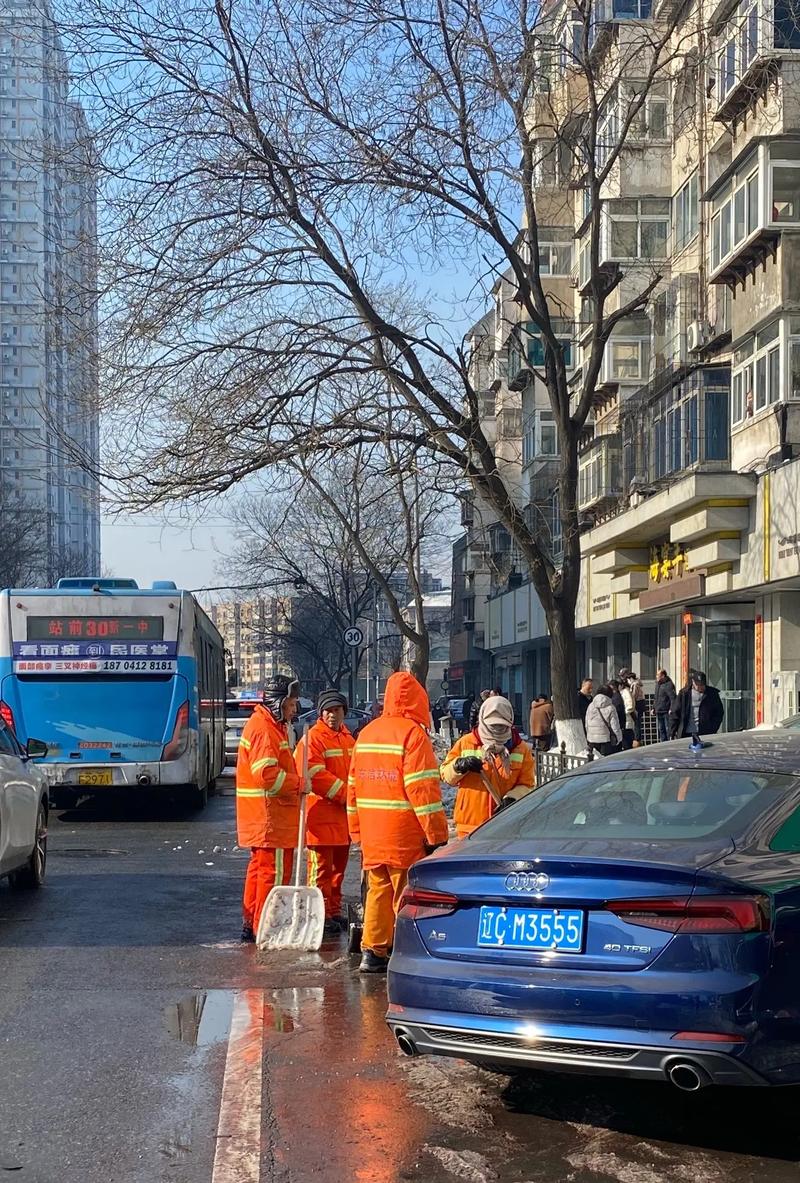 大雪过后,每一条被清扫干净的道路和街道背后,都离不开无数环卫