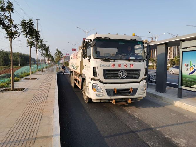 公路局集中时间,集中人员彻底清扫责任路段卫生