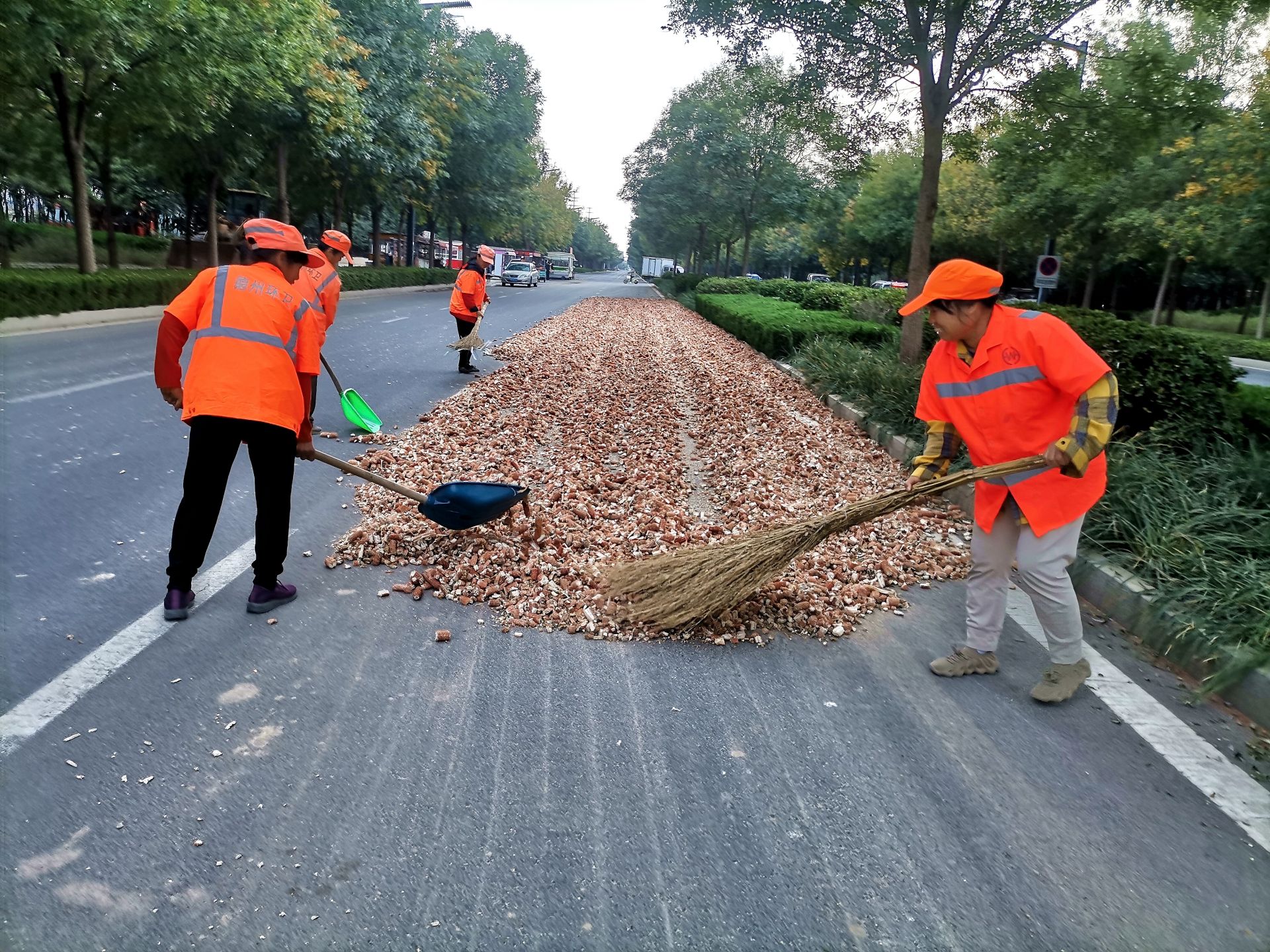 德州环卫:迅速清理晒粮杂物 保障道路干净畅通_德州24小时